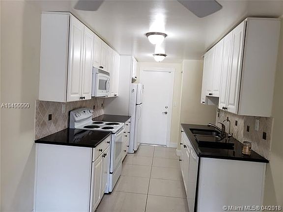 4th image of 9884 Fairway Cove Ln