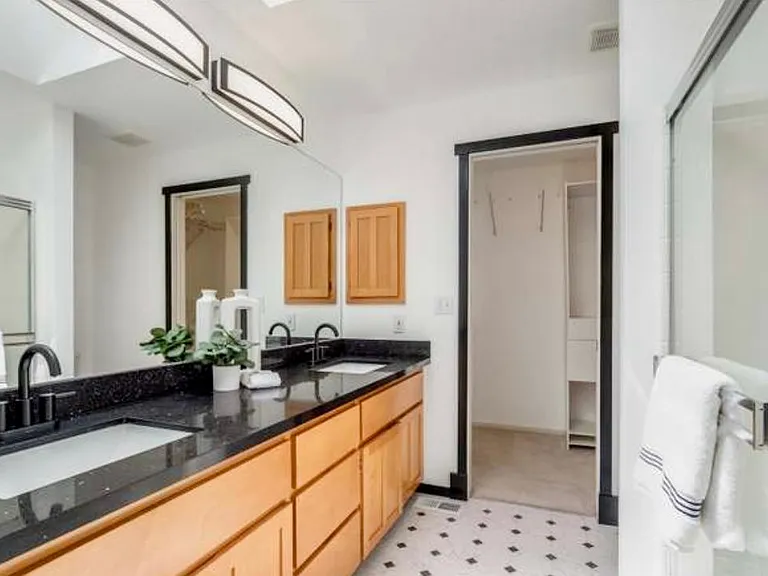 3320 Laurelwood Cir NE — Photo 17