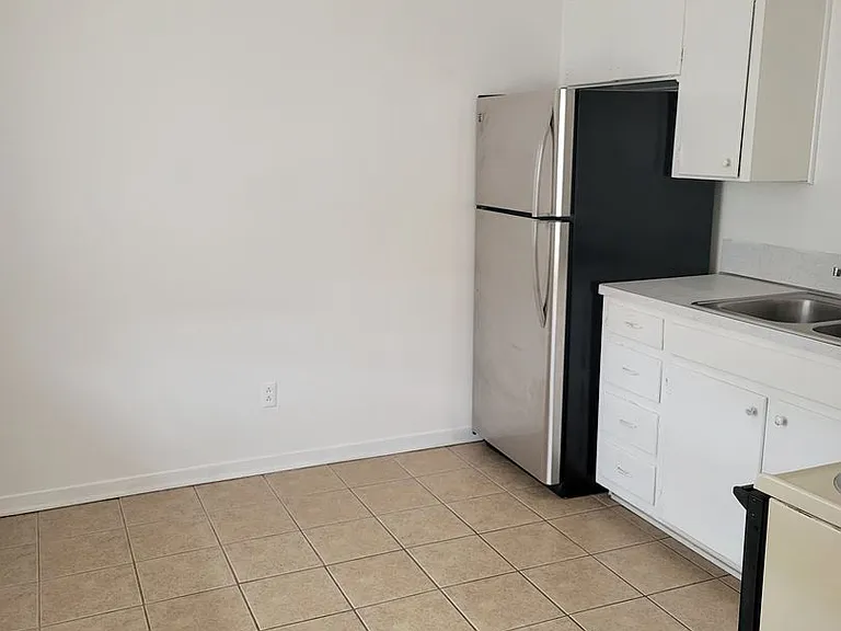 304 Carpenter St — Photo 2