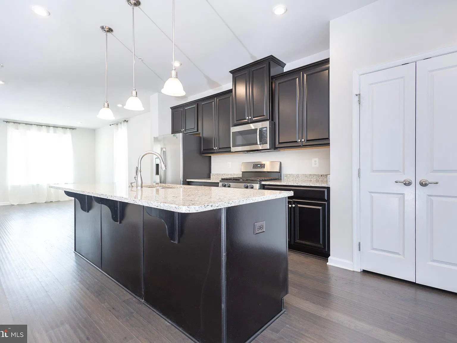 3 bed, 2.5 bath, 2174 sqft, $3,250 — Photo 4