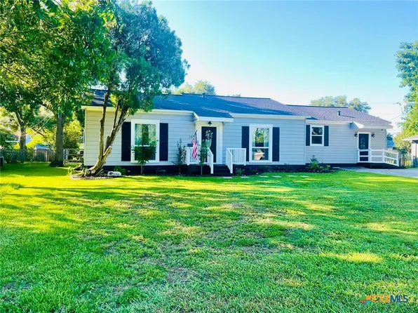 108 Crockett St, Port Lavaca, TX 77979