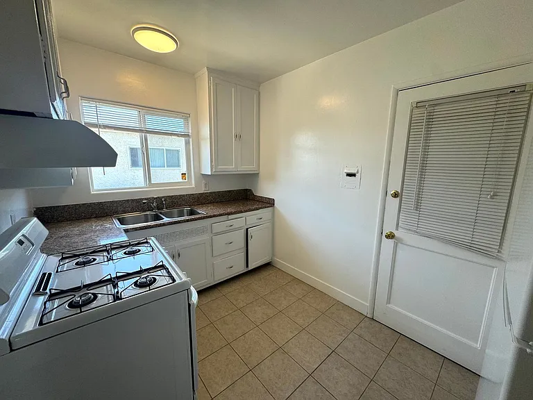 1935 Cloverfield Blvd — Photo 38