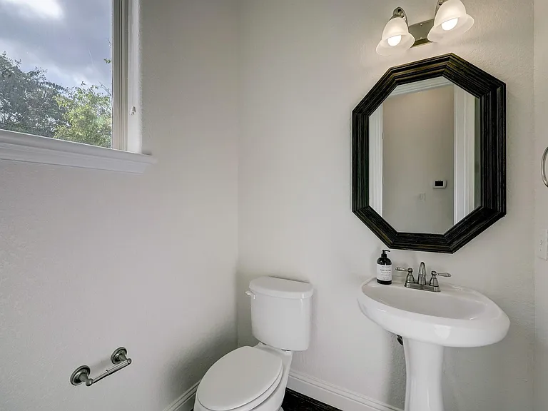 1518 Birdsall St #C — Photo 11