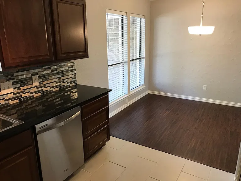 1025 Almond Dr — Photo 7