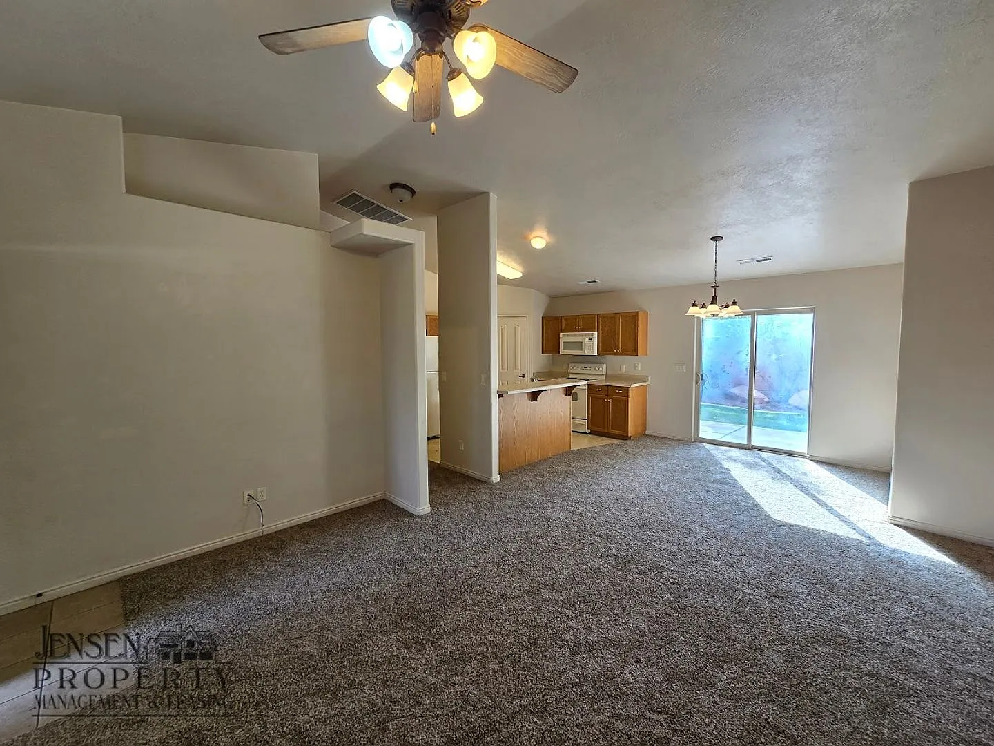 Three Bedroom Home in Painted Desert — Photo 3