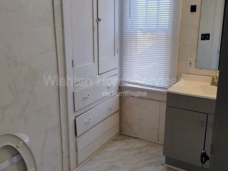159 W Locust St — Photo 3