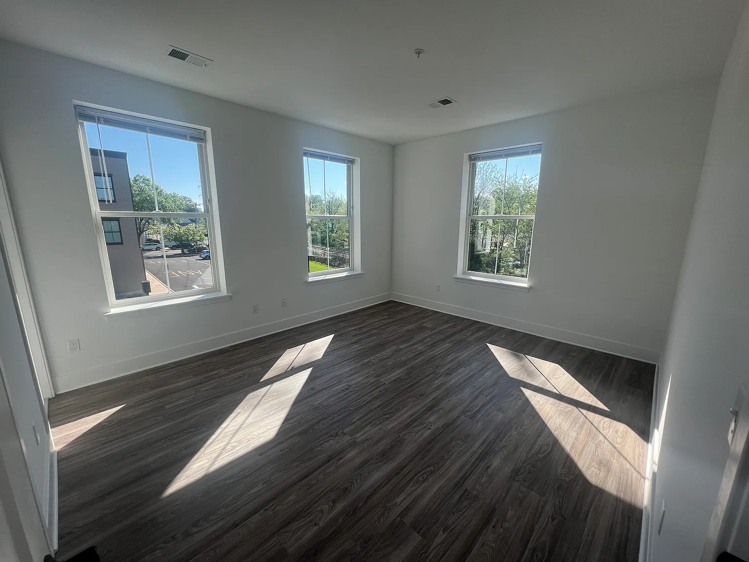 2 bed, 1100 sqft, $2,249 — Photo 4