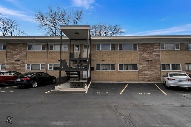 1st image of 8 Garden Dr APT 4