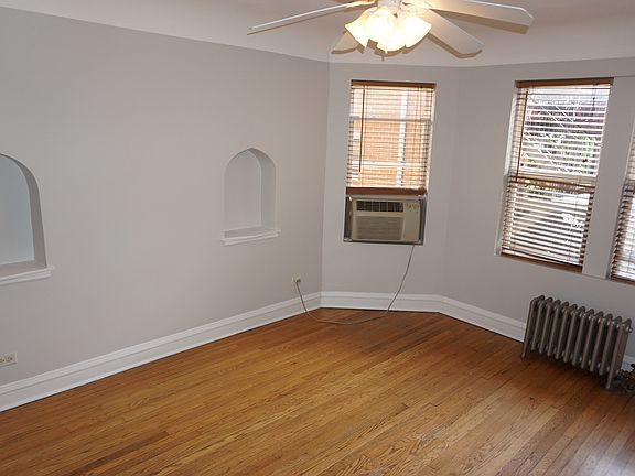 4th image of 2922 N Sacramento Ave #1W