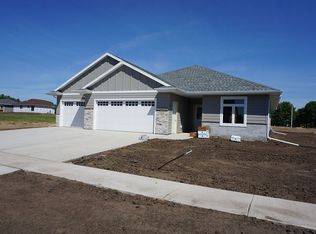 128 E Chapelwood Dr, Brandon, SD 57005