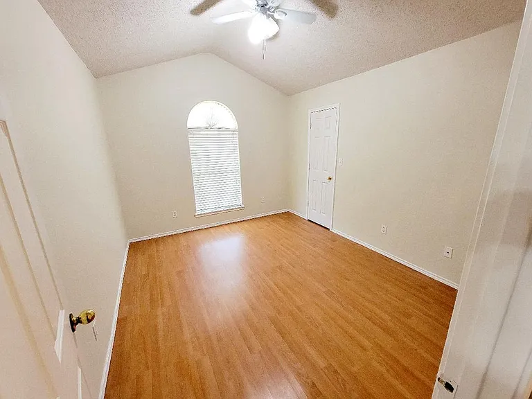 3514 N 32nd Ln — Photo 5