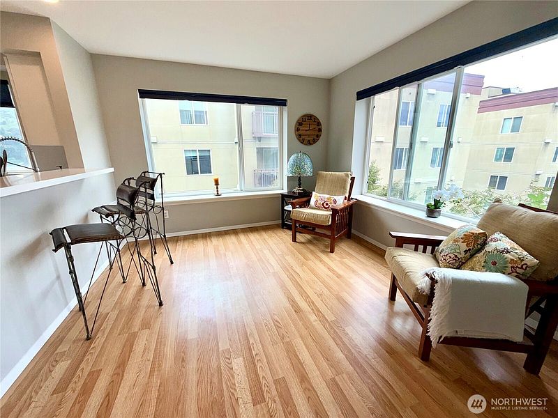 2nd image of 712 E Denny Way #401