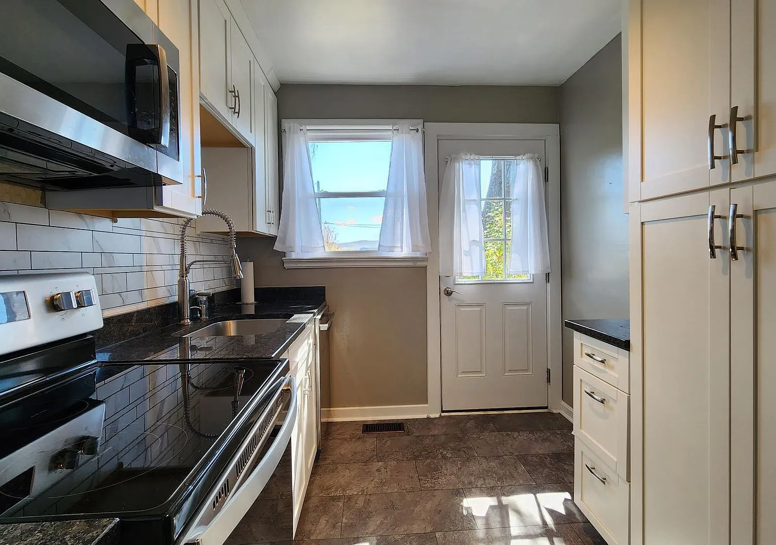 Newly Renovated Sapphire Manor Condo — Photo 4
