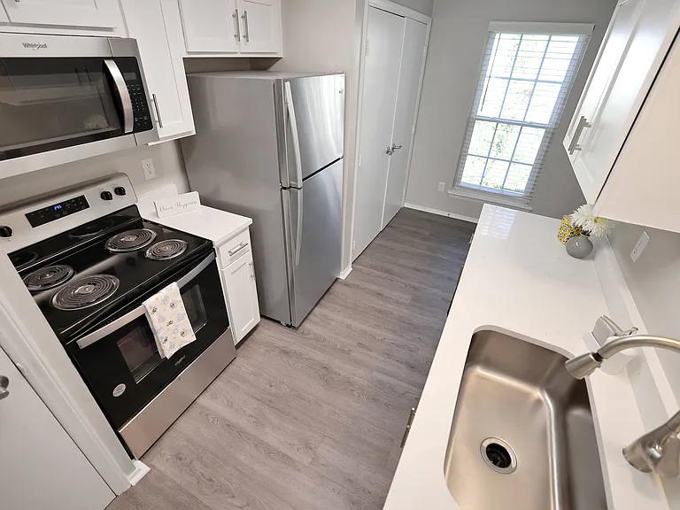 Huntington Apartments — Photo 6