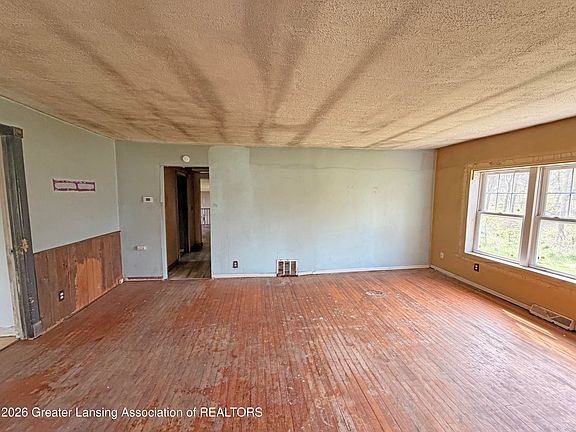 5th image of 23950-15 Mile Rd