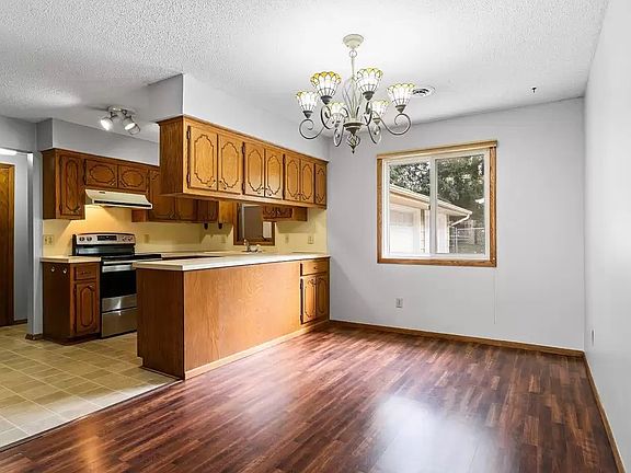5th image of 903 Poplar St