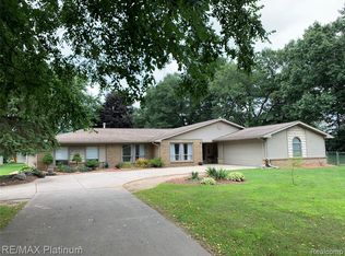 9511 Longmeadow St, Fenton, MI 48430