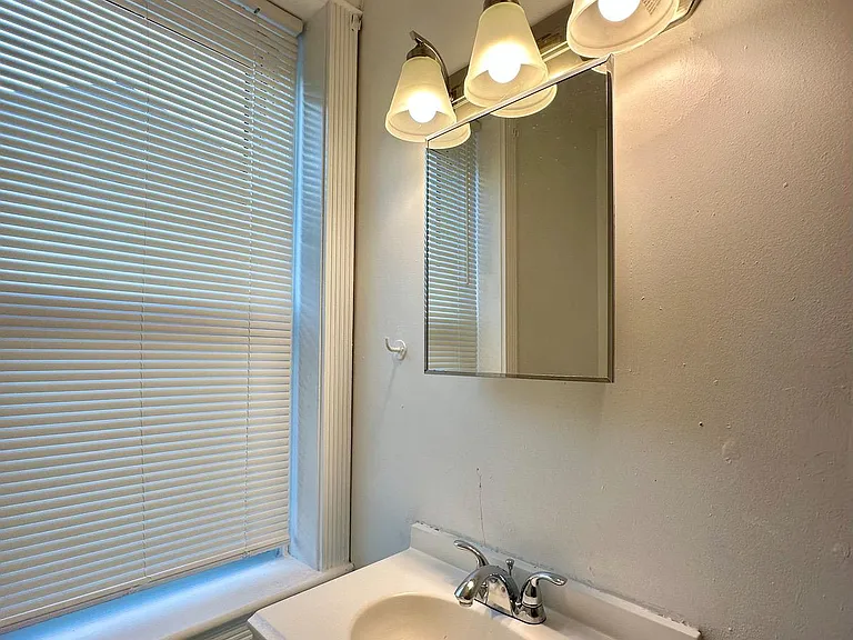 1117 W Main St #D1 — Photo 13