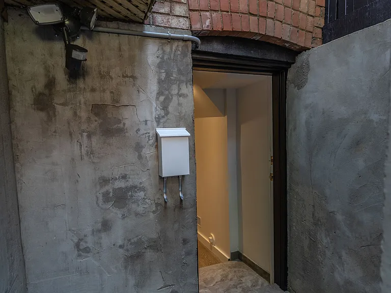 1654 Gerrard St E — Photo 21