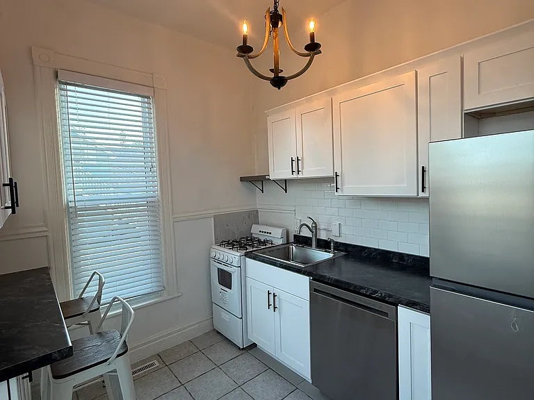 57 E Ash St — Photo 3