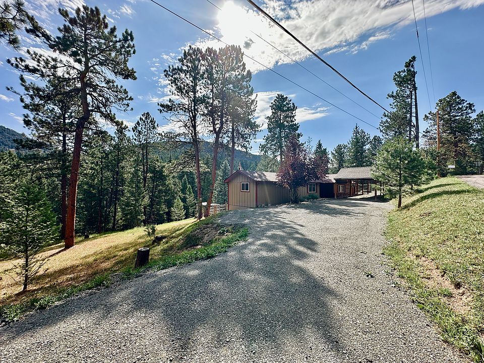 Mountain retreat on two acres with circular gravel driveway