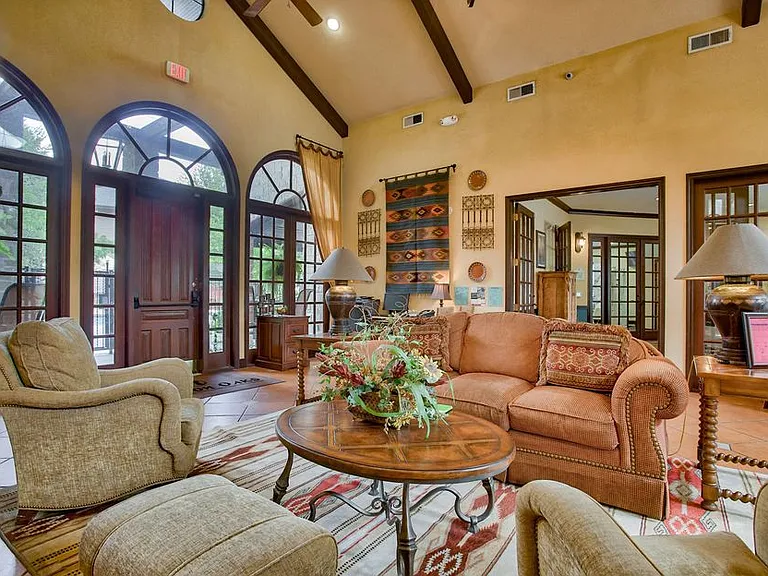 Nestled in a serene setting with beautiful views, Mission Oak apartment provides a peaceful retreat that feels worlds away while being conveniently located near shopping, dining, and major employers.