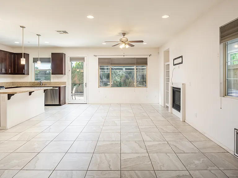 2084 Blue Oak Ln — Photo 4