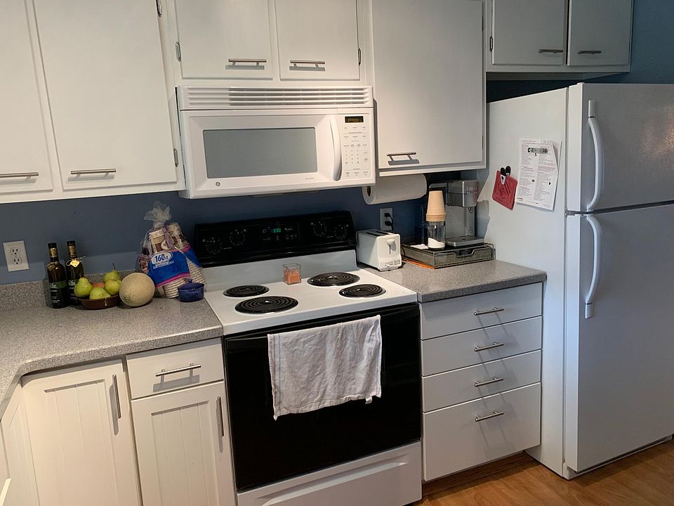 2nd image of 10 Westbrook Cir