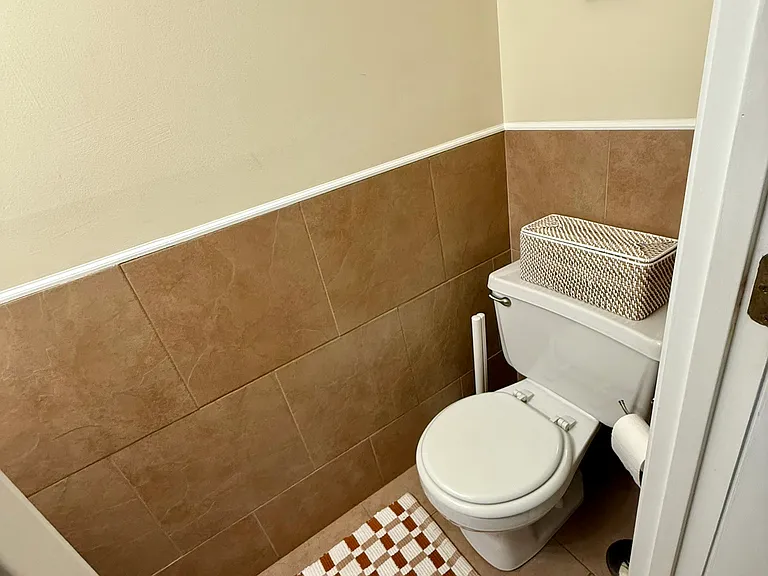 1355 C St NE — Photo 7