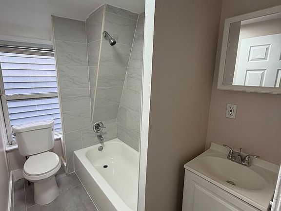 4th image of 391 Myrtle Ave