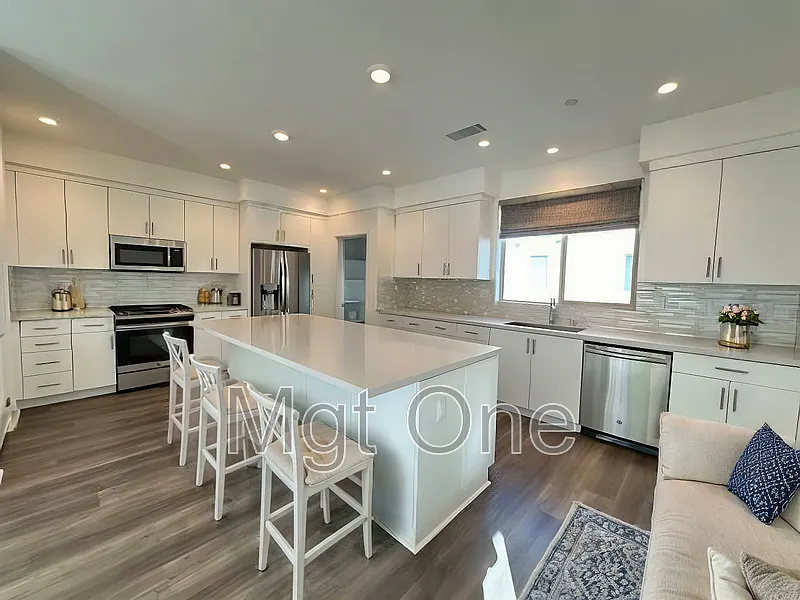 3 bed, 3.5 bath, 1838 sqft, $4,950 — Photo 3