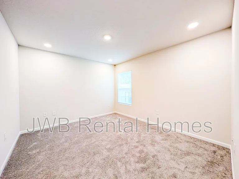 1216 Pangola Dr — Photo 5
