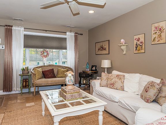 5th image of 51 Ashwood Dr