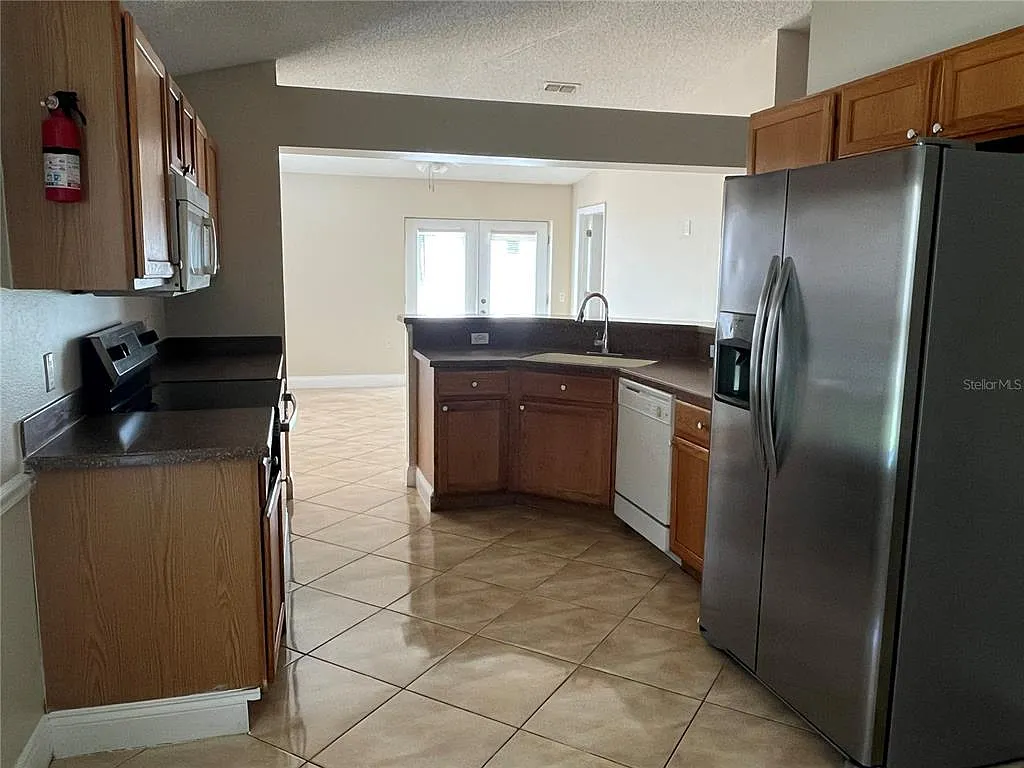 3 bed, 2.0 bath, 1874 sqft, $2,325 — Photo 4