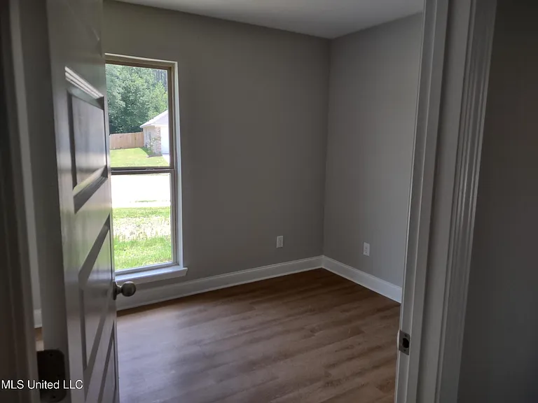 560 Silver Hill Dr — Photo 8