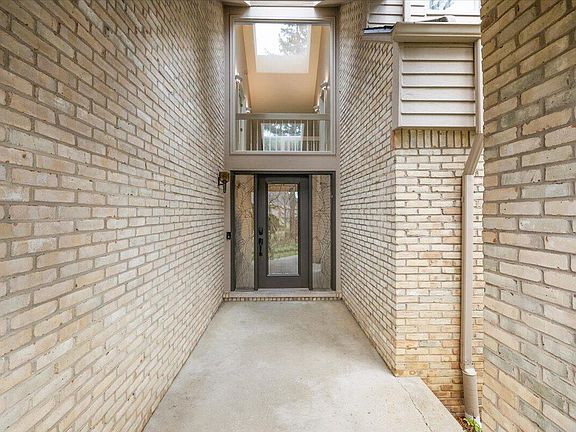 4th image of 5056 Mirror Lake Ct #4