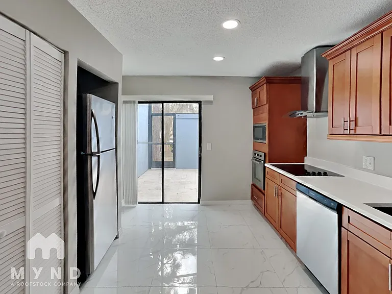 1960 Gregory Dr — Photo 3