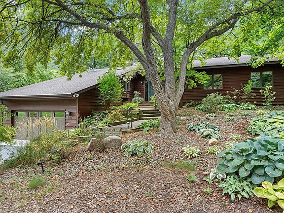 3rd image of 525 Park Ln