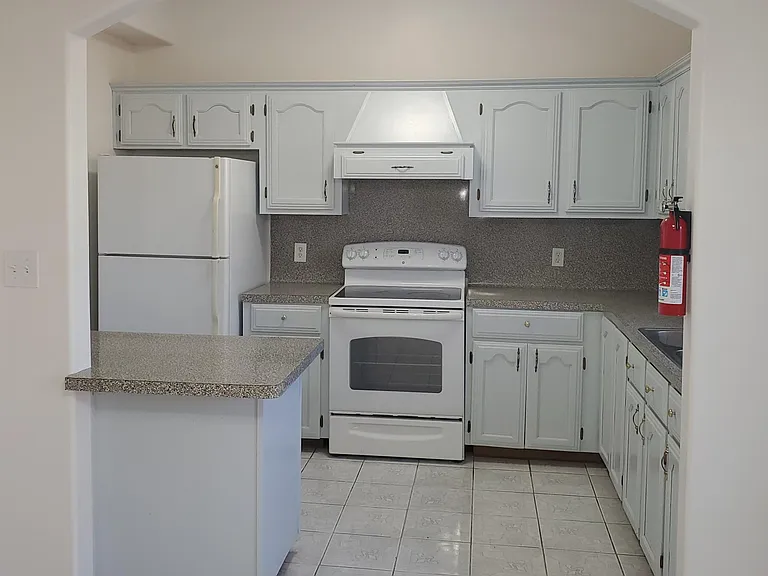 2704 Melanie Dr — Photo 6
