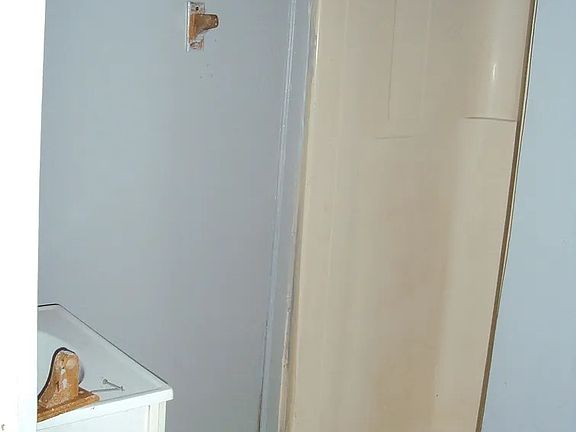 5th image of 121 W Parmenter St Floor 2