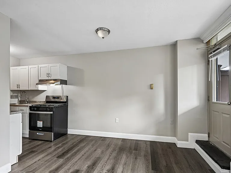 Bryn Mawr Apartments — Photo 13