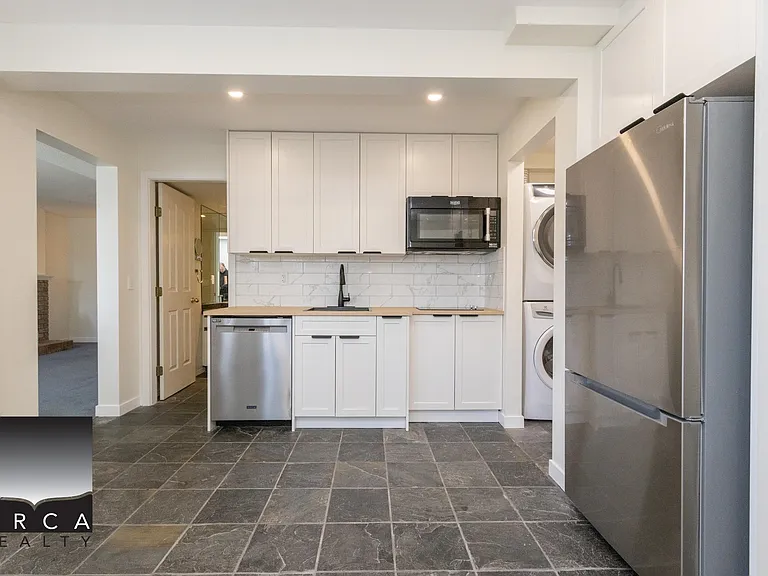 1864 Walnut Cres — Photo 2