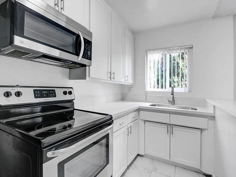 Country Club Apartments — Photo 10