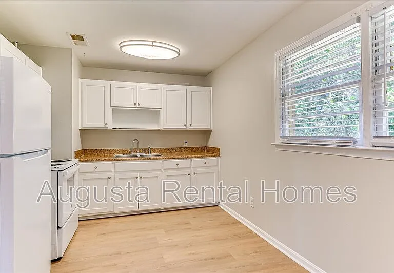 329 E View Dr — Photo 11