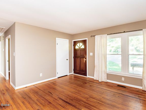 3rd image of 227 Blackburn Ave