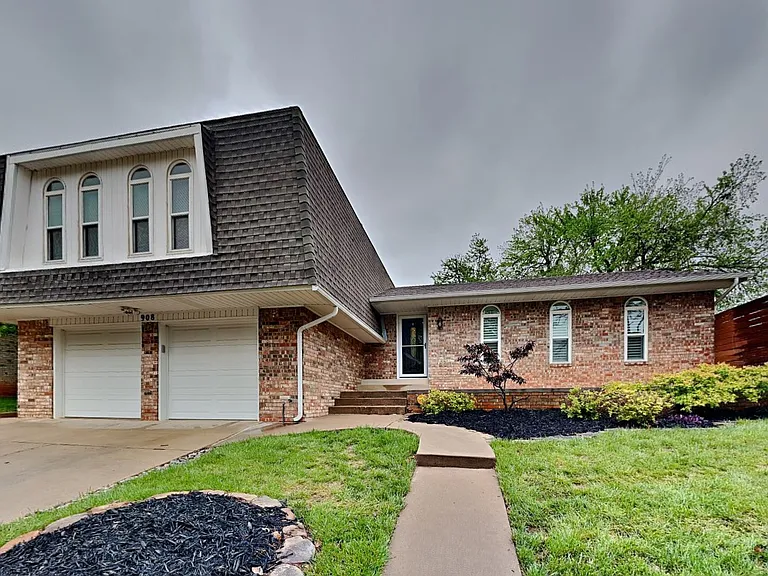 908 East Dr — Photo 2