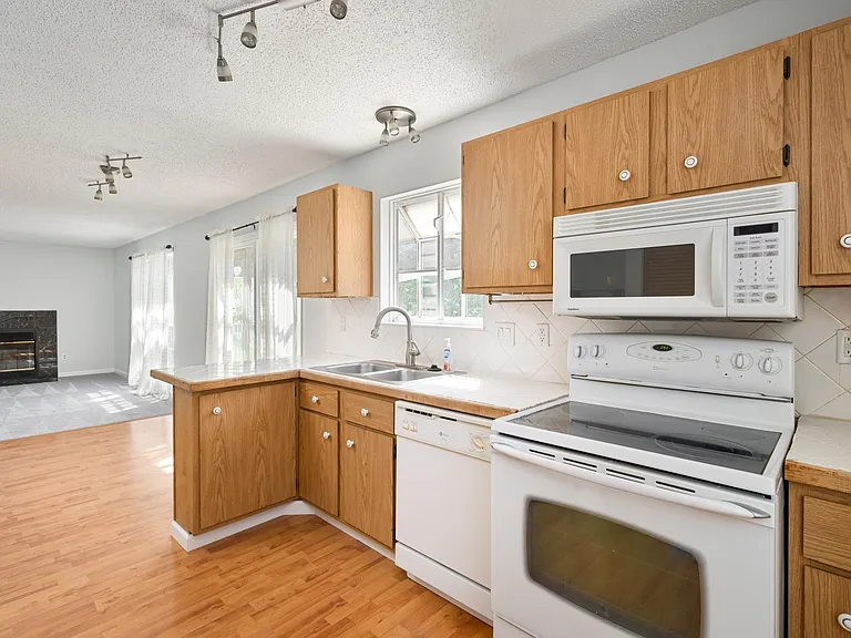 1697 Jupiter Ave — Photo 3