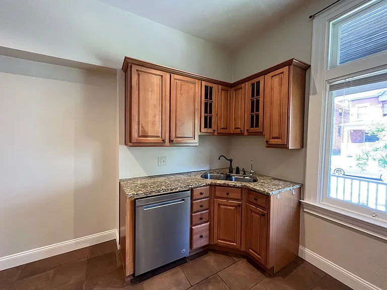 347 Stratford Ave #1 — Photo 3