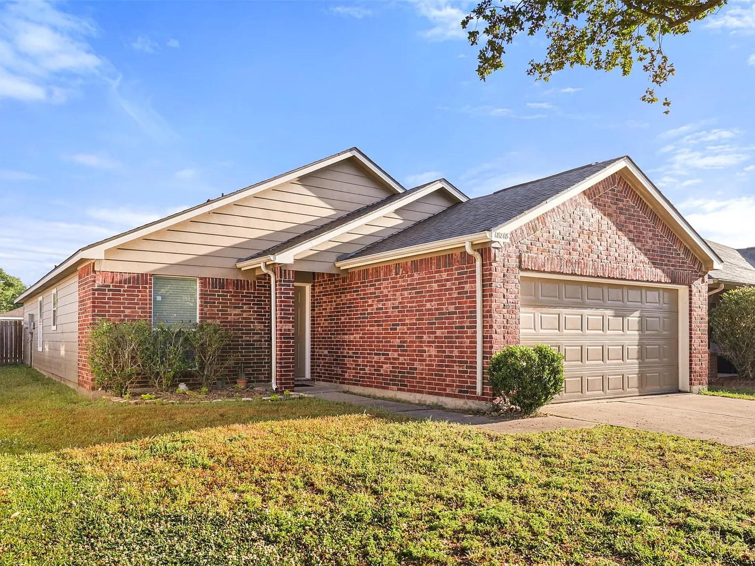 4 bed, 2.0 bath, 1764 sqft, $2,100 — Photo 2