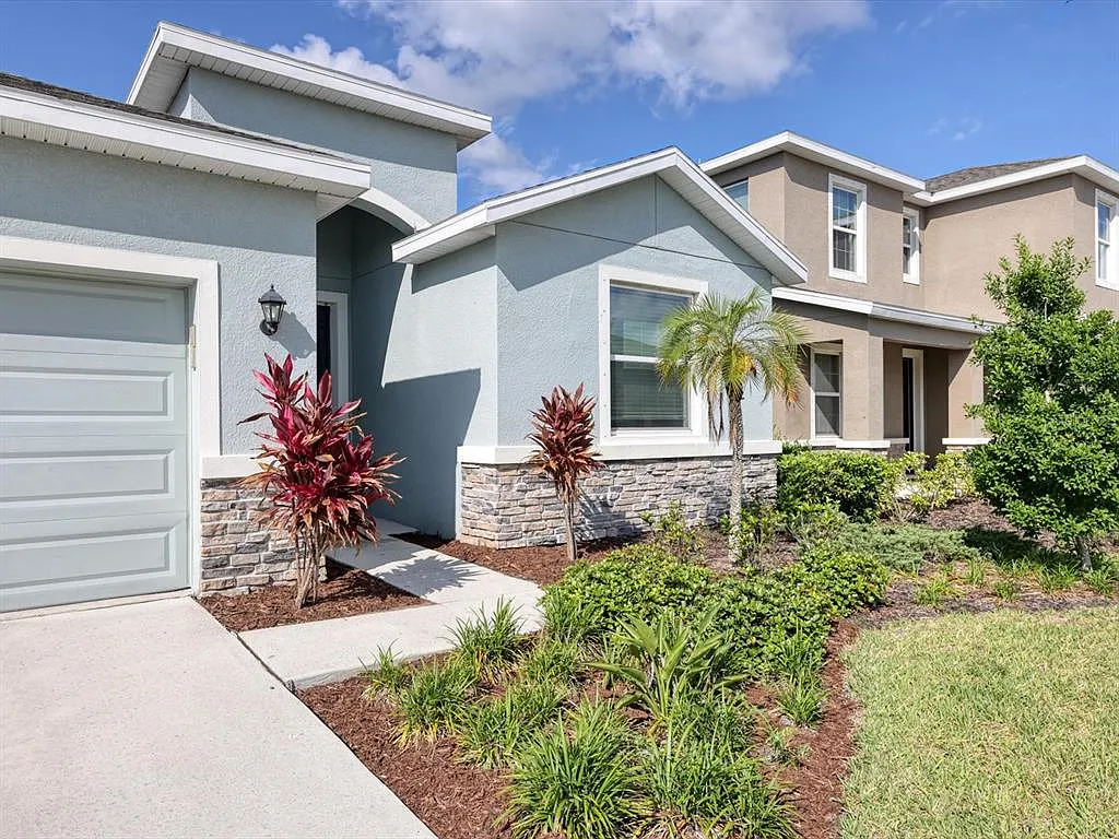 4 bed, 2.5 bath, 2045 sqft, $3,300 — Photo 2